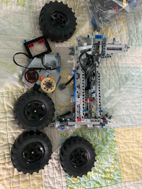 LEGO Bulk Lot of 7+Pounds Bricks Parts and Pieces .Motors Servos included.