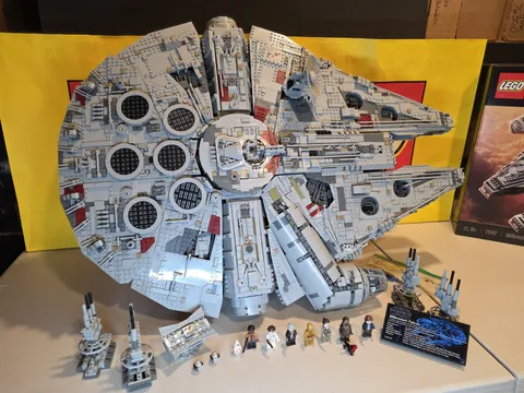 LEGO Star Wars UCS Millennium Falcon 75192 100% Complete 8 Minifigs Box + Stand