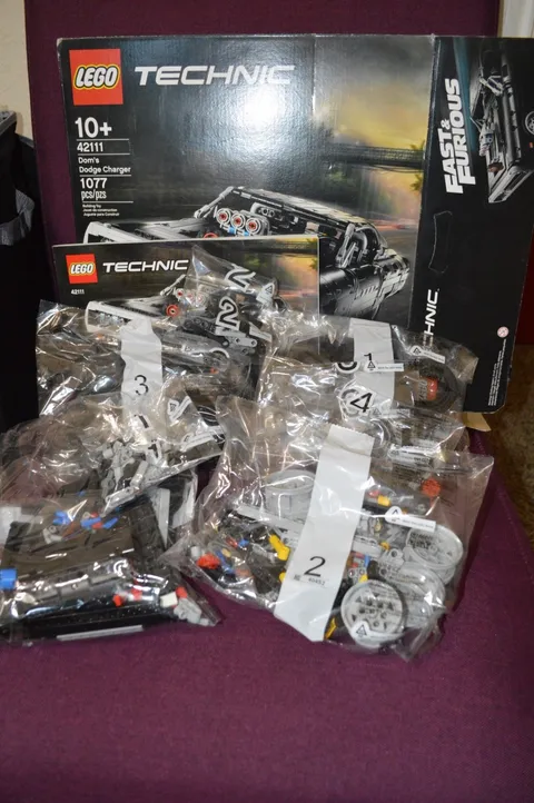 LEGO TECHNIC Dom's Dodge Charger Fast & Furious 42111 Open Box Le3
