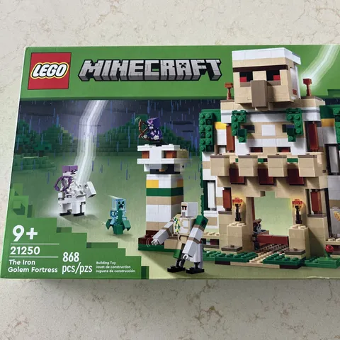 LEGO Minecraft The Iron Golem Fortress 21250 Set 868 pcs  NEW