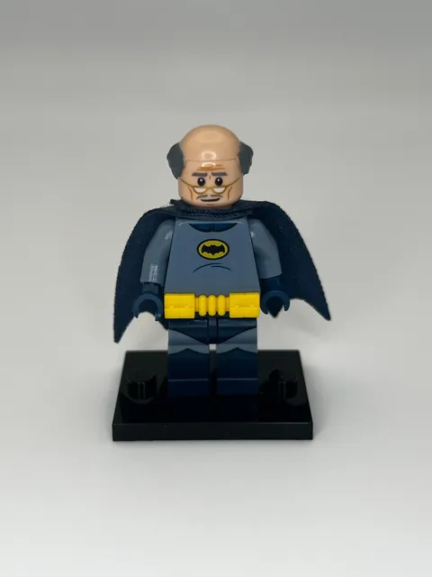  LEGO Super Heroes: Alfred Pennyworth Classic Batsuit Minifigure (70922/sh0446)