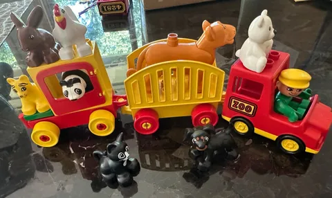 Duplo Lego Vintage Zoo animals, zoo keeper and vehicles