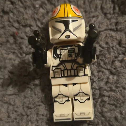 LEGO Star Wars Clone Trooper Minifigure Yellow Markings with Blasters