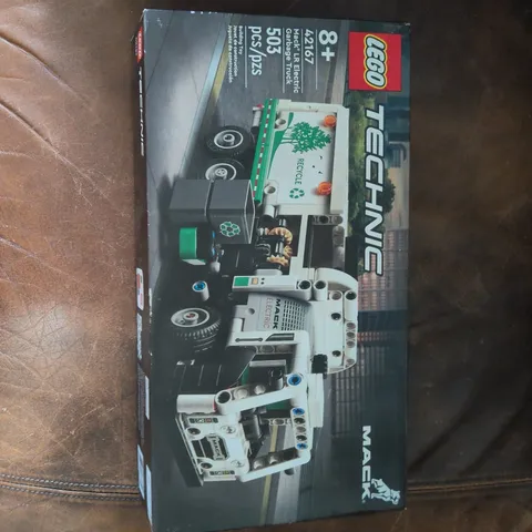 LEGO TECHNIC: Mack Lr Electric Garbage Truck (42167)