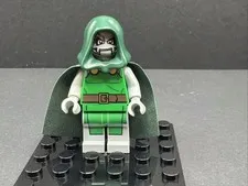 LEGO Dr. Doom Minifigure Sh0052 Marvel Superheroes 76005