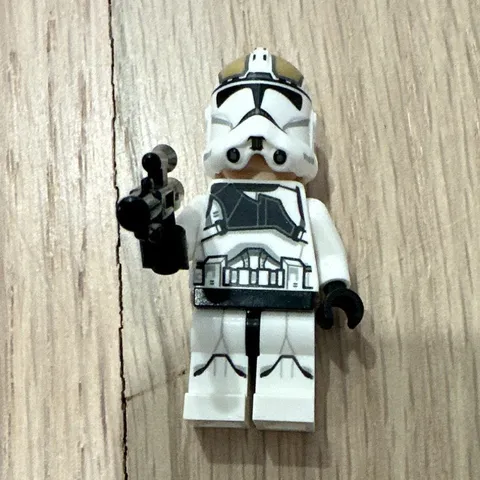 LEGO Star Wars Clone Trooper Minifigure w Helmet  +Blaster (engineer/tank troop)