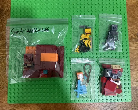 LEGO Minecraft: The Nether Lava Battle (21236) - Great Condition - Complete Set