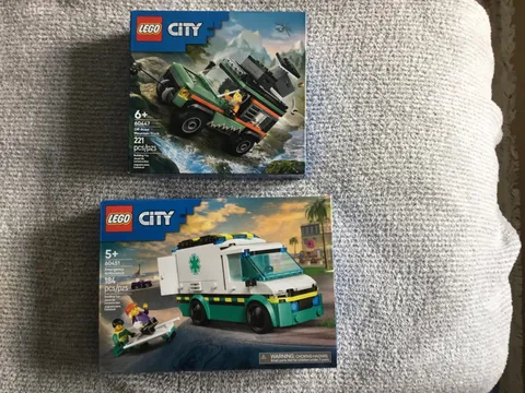 LEGO CITY lot Off Road Mountain Truck 60447 & Emergency Ambulance 60451 - New