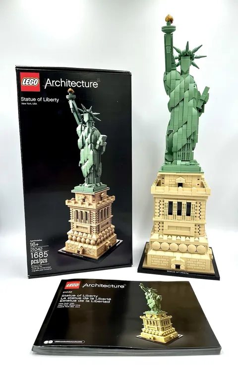 LEGO Architecture: Statue of Liberty (21042) Used - 100% complete w/Box & Manual