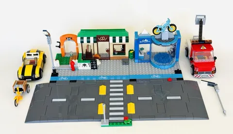 LEGO CITY: Shopping Street (60306)