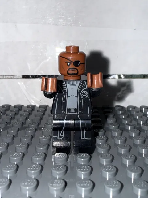 LEGO Sh0585a - Nick Fury - Gray Sweater and Black Trench Coat, Shirt Tail
