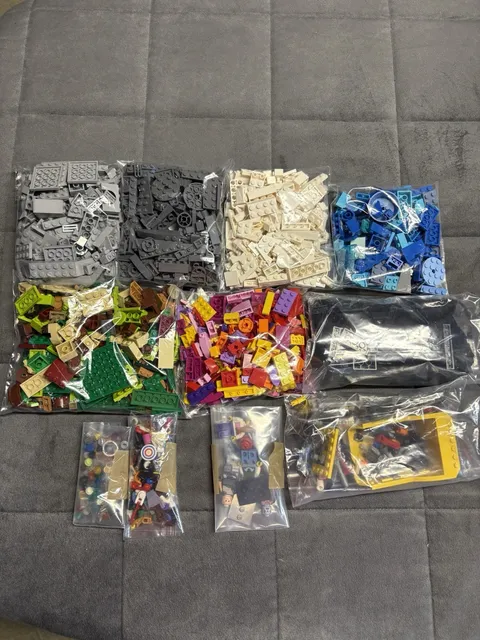 Assorted LEGO Pieces With 4 Mini Figures, 2 lbs. 14 oz.