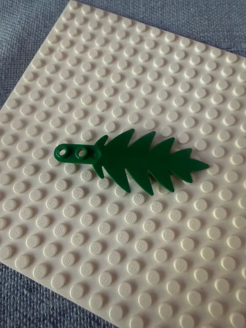 LEGO Palm Leaf/Fern Frond Piece – Green, with Technic Connector
