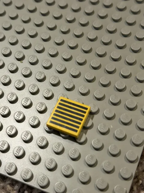 LEGO 1980s Space Blacktron Yellow Tile 2 x 2 Black Grille Vent 3068bp07 Renegade