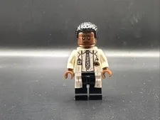 LEGO MINIFIGURE JURASSIC WORLD RAY ARNOLD - WHITE LAB COAT JW058 YELLOWED BACK