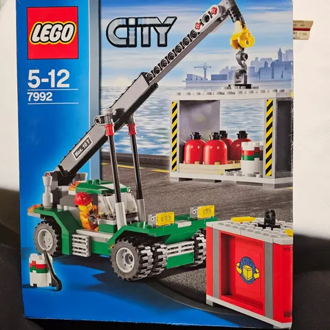 LEGO City Great Vehicles Cargo Set 7992 Container Stacker COMPLETE Truck Driver