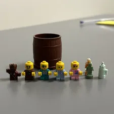 LEGO Minifigures Minifigure Lot w/ Brown Barrel & Small Accessories