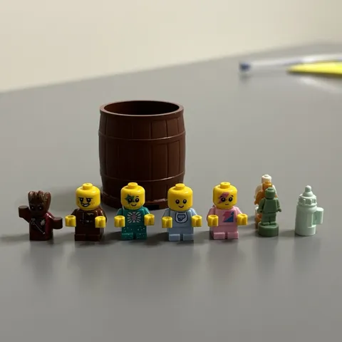 LEGO Minifigures Minifigure Lot w/ Brown Barrel & Small Accessories