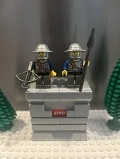 Lego Castle figure Lot Of 2 cas336 Fantasy Era - Crown Knight (7090) Nice!