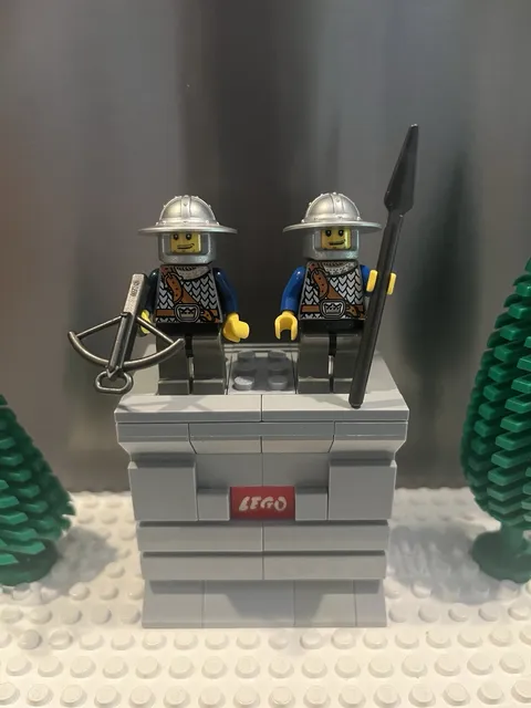 Lego Castle figure Lot Of 2 cas336 Fantasy Era - Crown Knight (7090) Nice!