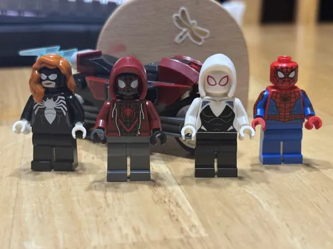 LEGO Lot 76324 Spider-Man,  Spider-Woman, Ghost Spider & Myles Morales w/ Bike.