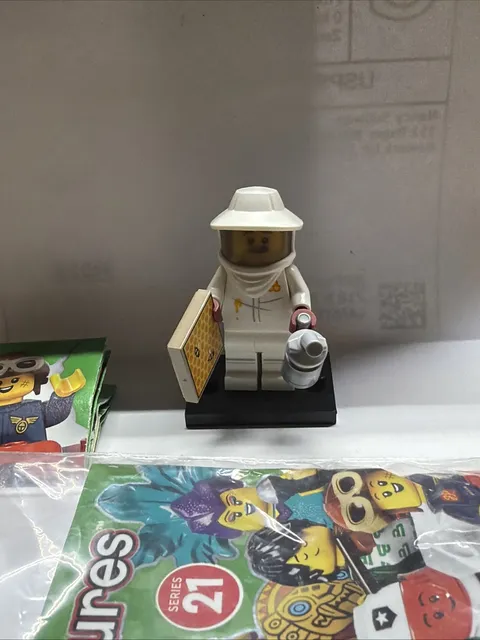 LEGO Series. 21 Minifigure: Beekeeper w/ Smoker Honeycomb Tile, Set #: 71029