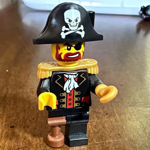 LEGO Minifigure Pirate Captain Brickbeard pi081
