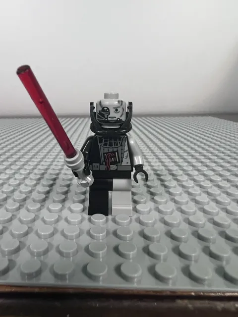 LEGO Star Wars - Darth Vader (Battle Damaged) minifigure - SW0180 from Set 7672