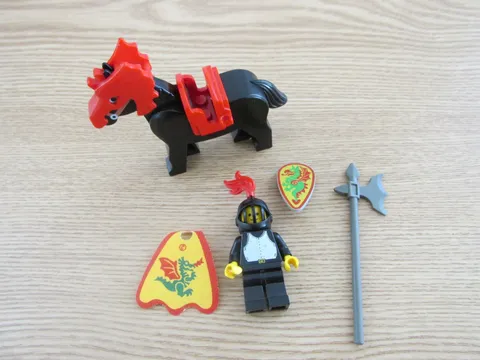 Lego Vintage Castle Minfigure dragon knight & Black Horse  (B)