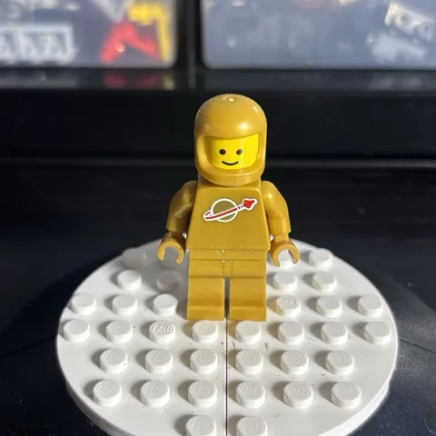 New LEGO Gold Classic Spaceman (6 Pieces) - Minifigure Vending Machine (21358)
