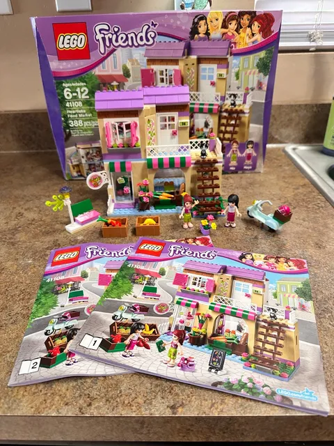 LEGO FRIENDS: Heartlake Food Market (41108), retired set