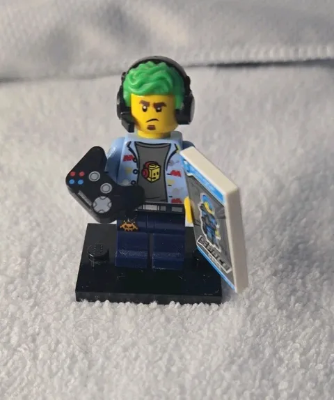 Lego Collectible Minifigures Series 19 Video Game Champion Complete 