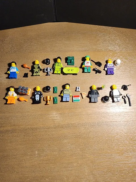 LEGO ~ Mixed Lot Of 10 Minifigures With Accessories ~ Race Week & Spectators 