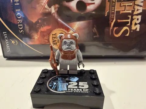 LEGO Star Wars Chief Chirpa (Ewok) Minifigure SW0236. Set #8038. Mint Condition.