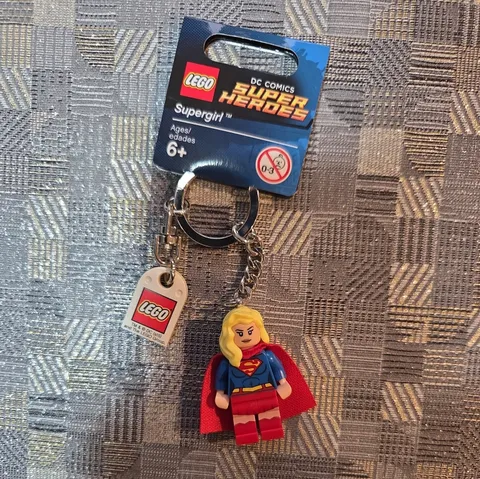 2015 Lego DC Comics Super Heroes Supergirl Minifigure Keychain NWT Blue Red Cape