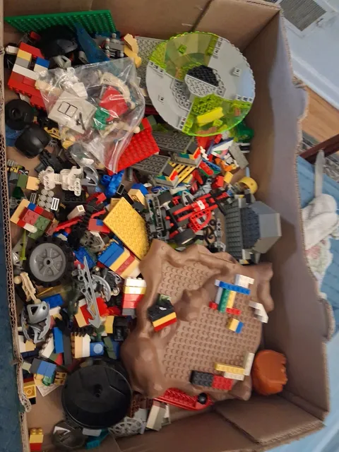 Approximately 10 Quarts Of Misc Vintage Lego And Lego Type Pieces