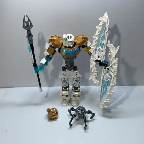 LEGO Bionicle Kopaka Master of Ice 70788 Complete with Both Masks & Skull Spider