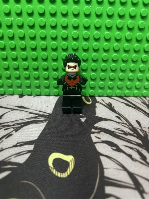 Nightwing Red Eyes Minifigure sh0085 From Set 76011 LEGO DC Superheros Batman 2