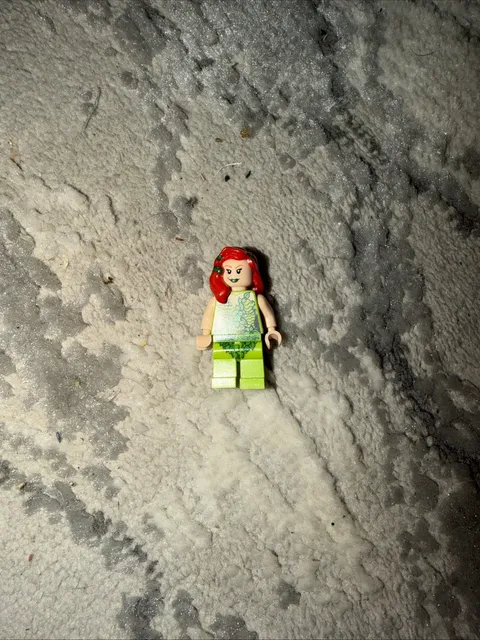 LEGO Poison Ivy, Hair Over Shoulder MINIFIGURE SUPER HERO LEGO MINI FIGURE