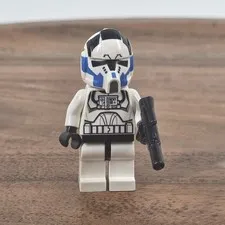 LEGO Star Wars Clone Trooper Pilot 501st Legion Minifigure 75004 sw0439 CRACKED