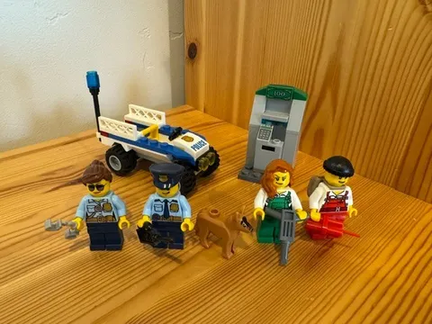 LEGO City Police Starter Set #60136  100% complete with 4 minifigures