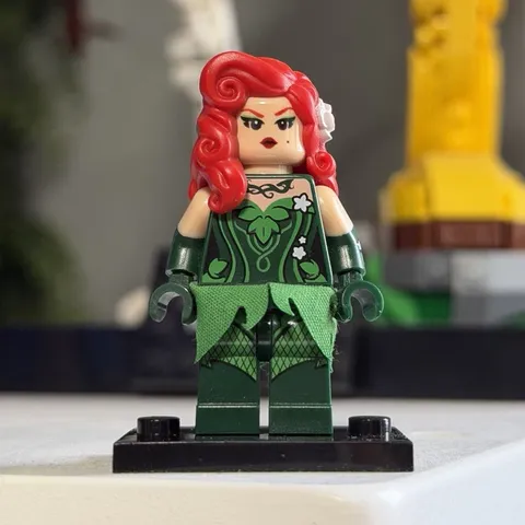 LEGO Poison Ivy Minifigure Green Outfit Red Hair DC Batman Limited Ed 70908
