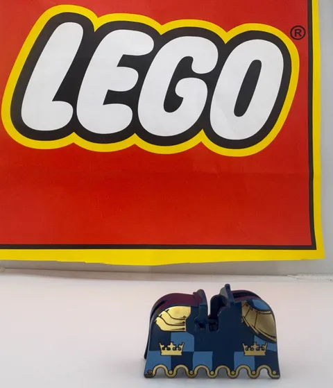 Lego Horse Barding, Ruffled Edge with Gold Crowns and Gold Plate Armor 2490pb07