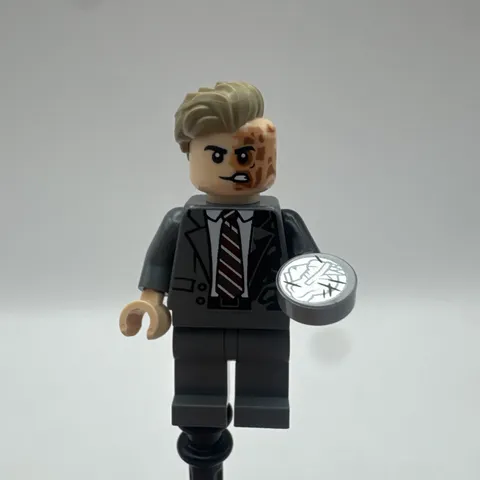 LEGO Two Face Harvey Dent Minifigure / Batman The Dark Knight Tumbler 76303