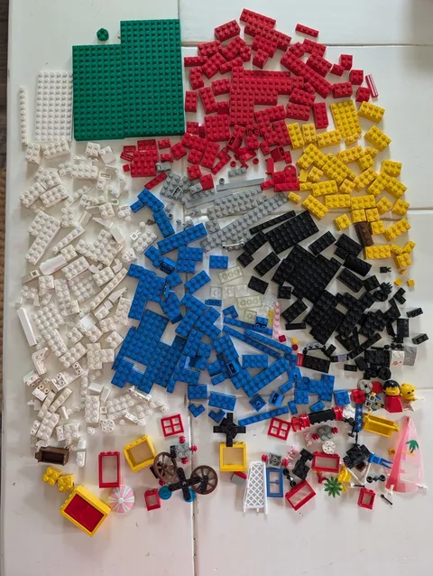 VTG 80s 90s LEGO Lot 600+ Pieces Minifig Parts Figure Bricks Plates Window Wheel