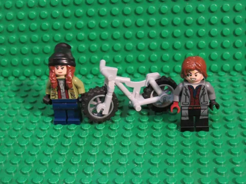 Lot 2 LEGO Minifigs Jurassic World Maisie Lockwood Bike Rainn Delacourt 76946 M2