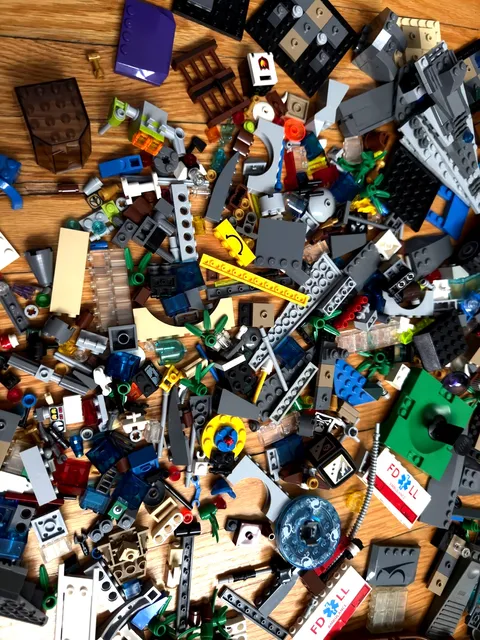 Huge lot LEGO Bricks, Parts & Pieces Retired sets, special pieces