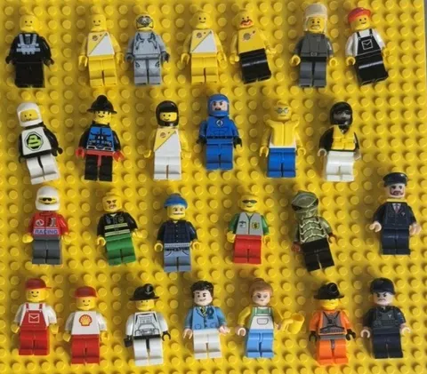 26 LEGO Minifigures Lot VINTAGE Spacemen,Shell,Race Car Driver,  VERY COOL SET