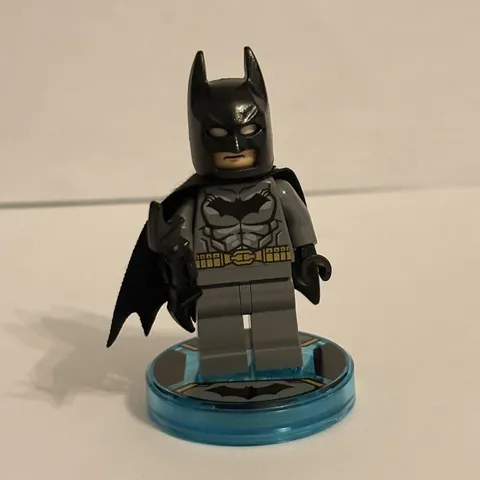 Batman LEGO Dimensions DC Superheroes Minifig Figure & Tag Base W/Bat-O-Rang