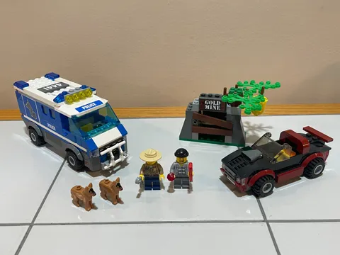 LEGO CITY: Police Dog Van (4441) Near Complete Set w/ Minifigures